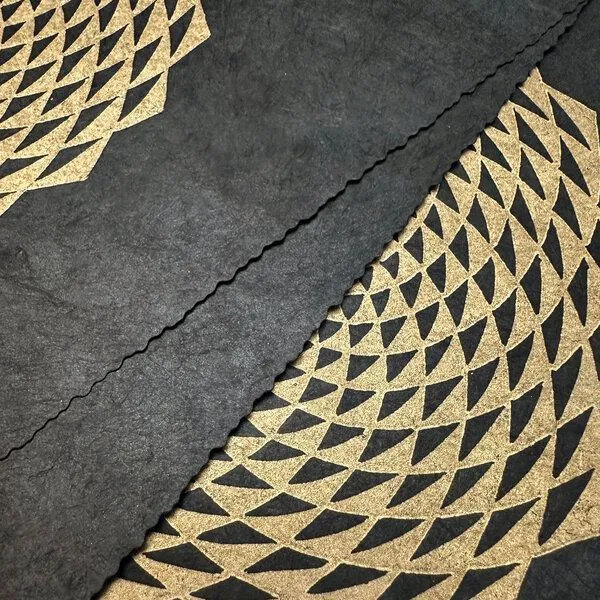Veskor Cassiopeia Veskor Cassiopeia ETERNA FLORO Heilige Geometrie Linoldruck | 21 × 21 cm | Gold auf Schwarz – Produktbild 3 von 4