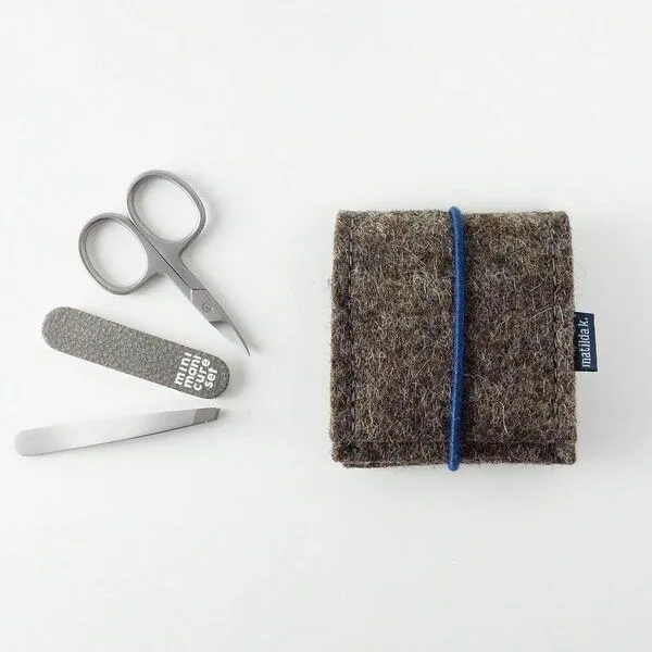 matilda k. manufaktur matilda k. manufaktur mini-maniküre-set 'ella' aus Wollfilz mit Rundgummi-Verschluß in vielen Farben, Braun, – Produktbild 1 von 8