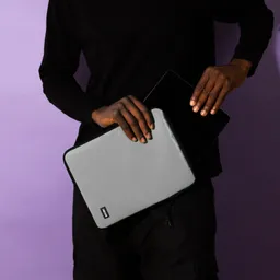 UNBEGUN UNBEGUN Herren vegan Tablet Hülle Ipad Hellgrau – Produktbild 1 von 1