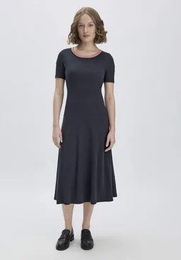 hessnatur hessnatur Rib Jersey Kleid Midi Slim aus Bio-Baumwolle – Produktbild 1 von 1