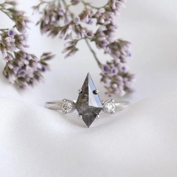 Eppi Eppi Goldener Ring mit Salt and Pepper Diamant in Kiteform Melitta, Gelb, – Produktbild 1 von 4