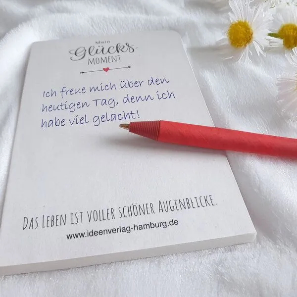 Ideenverlag Hamburg Ideenverlag Hamburg Gedankenglas® Glücksmomente-Set mit Holzdeckel, Notizblock, Stift & Buch | Achtsamkeitsglas & nachhaltiges Geschenk für Frauen – Produktbild 3 von 4