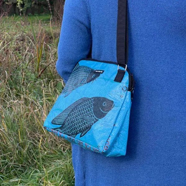 MoreThanHip MoreThanHip Schultertasche aus Zement- oder Tierfuttersäcken - Stylische Damentasche mit Charakter - Amara, Blau - fisch, – Produktbild 1 von 4