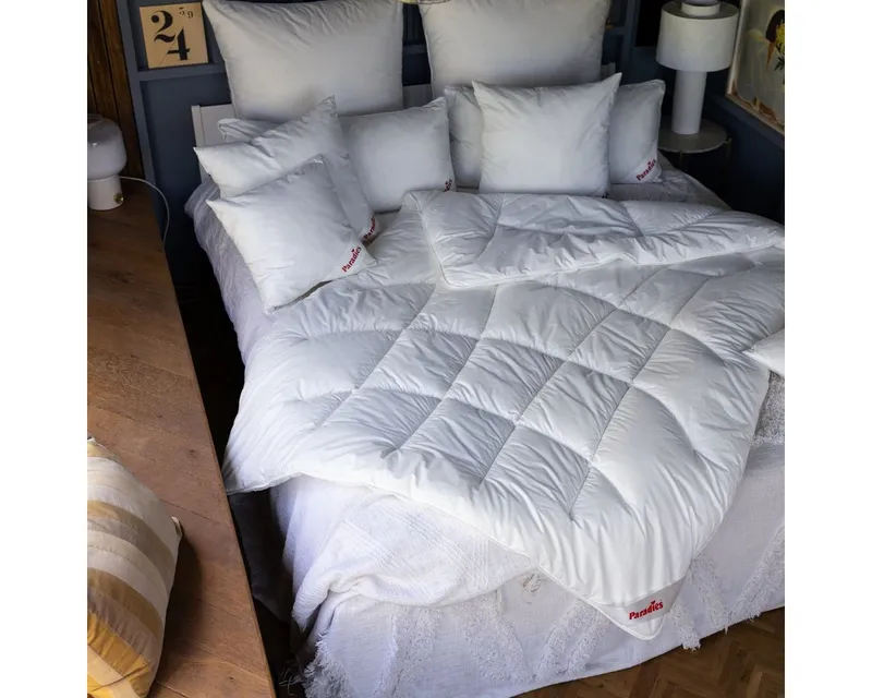 Paradies Paradies Kunstfaserbettdecke Runa, Füllung: 100% Polyester, Bezug: 100% Baumwolle, extra voluminöse & kuschelige Ganzjahresbettdecke, vegane Daunendecke, Weiß, – Produktbild 3 von 5