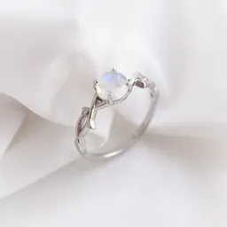 Eppi Eppi Romantischer Ring mit Mondstein und Diamanten Makena – Produktbild 1 von 1
