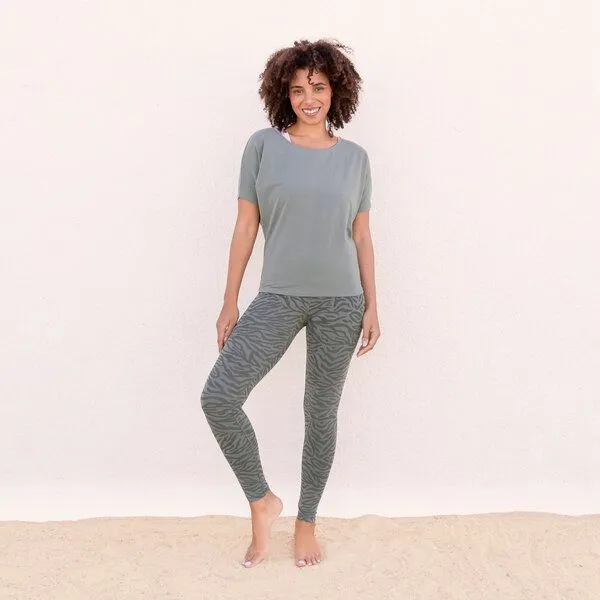 Jaya Jaya MALI - Damen - Perfekt sitzende High-Rise Leggings mit Allover-Zebra Print aus elastischer Biobaumwolle mit doppelter Taillenparti, Agave/grün, – Produktbild 2 von 2