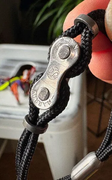 ARTHURKOPF ARTHURKOPF Armband aus Fahrradkettenglied und Paracord, Schwarz, – Produktbild 1 von 5