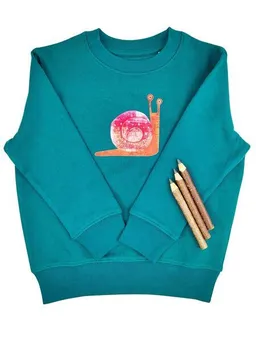 MelaDi Meladi Kinder Sweater aus Biobaumwolle - Schnecke auf Forrest Green – Produktbild 1 von 1