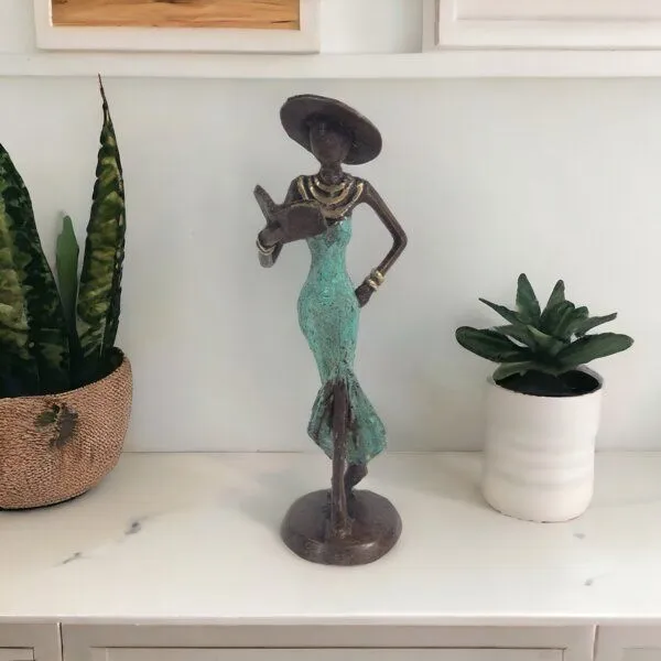 Moogoo Creative Africa Moogoo Creative Africa Bronze-Skulptur "Femme avec livre et chapeau" by Soré | verschiedene Größen und Farben, Türkis, – Produktbild 4 von 4