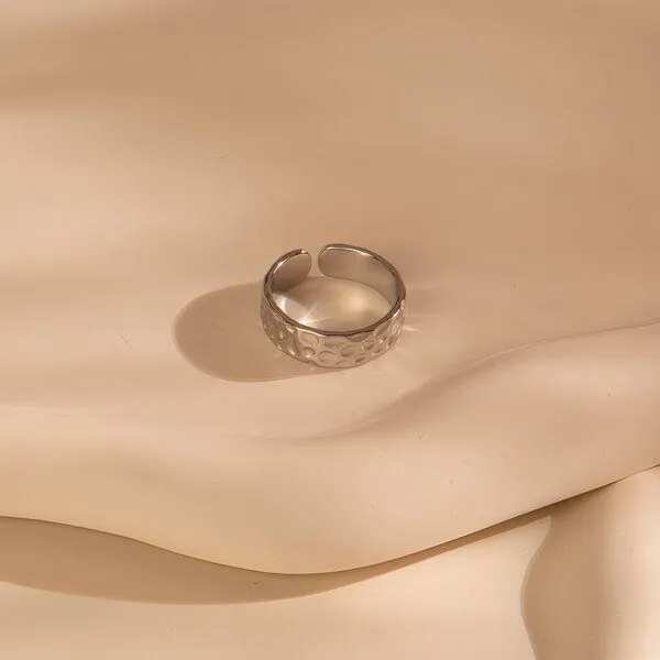 ELEKTROPULLI Größenverstellbarer Bold Hammered Dots Ring ca. Ø 17 - 19mm von Elektropulli, Silber, – Produktbild 2 von 4