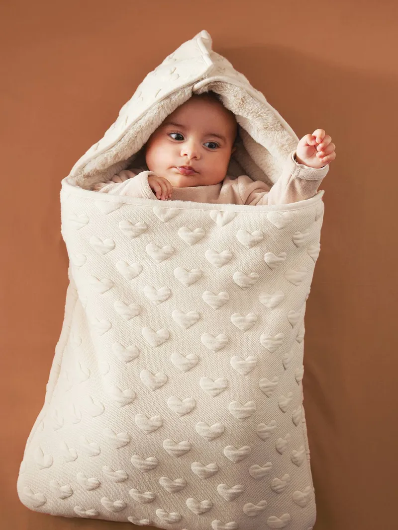Vertbaudet Warmer Baby Ausfahrsack mit Jacquard-Herzen, Beige, – Produktbild 2 von 4