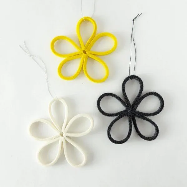 matilda k. manufaktur matilda k. manufaktur minimalistische zarte Filzblüten 'flora' – zeitlose Dekoration in vielen wunderschönen Farben, Anthrazit | wollweiss | yellow, – Produktbild 1 von 4
