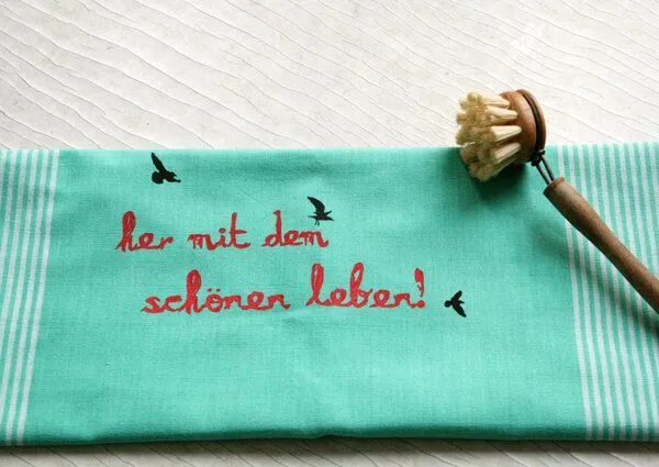 Hirschkind Hirschkind Handgewebtes Fair-Trade-Bio-Geschirrtuch "her mit dem schönen leben!" türkis – Produktbild 2 von 3