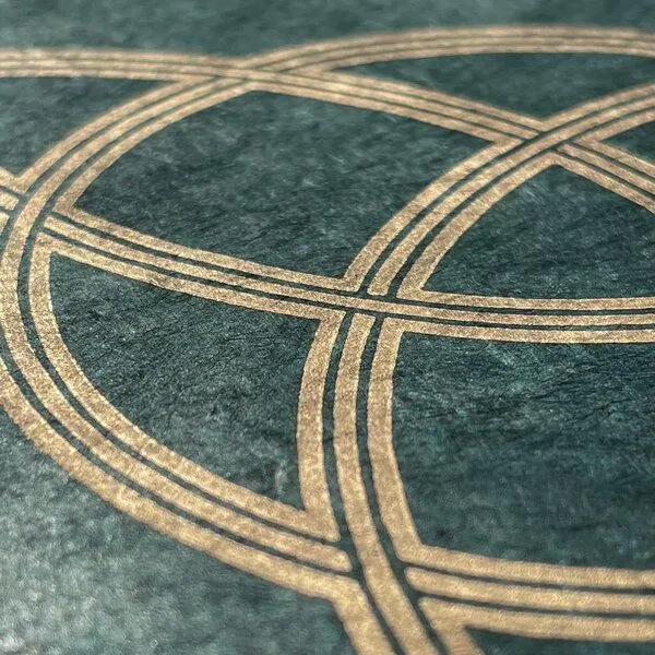 Veskor Cassiopeia Veskor Cassiopeia TRIQUETRA Heilige Geometrie Linoldruck | 22 × 22 cm | Gold auf Smaragdgrün – Produktbild 3 von 4