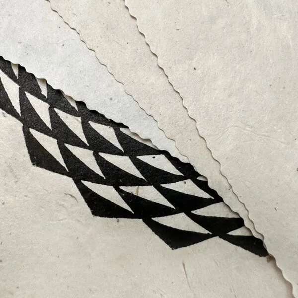 Veskor Cassiopeia Veskor Cassiopeia ETERNA FLORO Heilige Geometrie Linoldruck | 21 × 21 cm | Schwarz auf Naturweiß – Produktbild 2 von 4