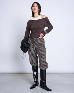 JAN N JUNE JAN N JUNE Damen vegan Langarm-Top Mit Schulterfreiem Ausschnitt Arba, Schlammbraun – Produktbild 1 von 1