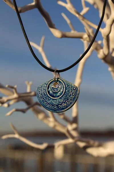 Schönes aus Indochina Schönes aus Indochina Schmuck aus Keramik, Anhänger Blume und Fächer am Kautschukcollier, Royal, – Produktbild 3 von 5