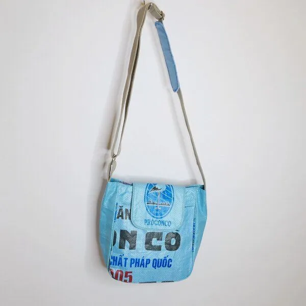 REFISHED fair fashion REFISHED fair fashion Tasche 'URBAN BAG' - upcycelte Fischfuttersäcke, #fish hellblau, – Produktbild 1 von 3