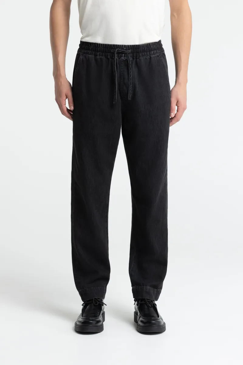 Kings Of Indigo Kings of Indigo Herren vegan Hose Martin Quercus Grau, Schwarz, – Produktbild 1 von 1