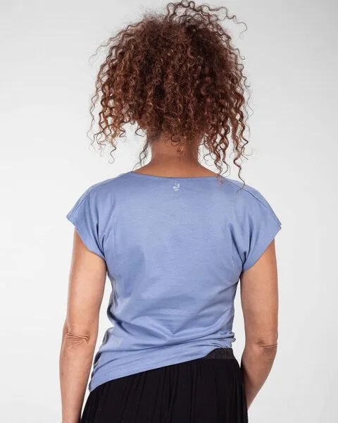 Alma & Lovis Alma & Lovis Shirt mit Wasserfall-Ausschnitt, aus Bio-Baumwolle | Short Cascade, Blau, – Produktbild 4 von 4
