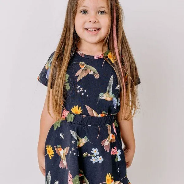 Walkiddy Walkiddy Kinder T-Shirt aus Bio-Baumwolle schwarz mit Kolibri- und Blumen-Motiv, Blau, – Produktbild 1 von 3