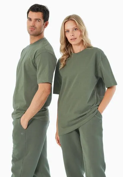 ORGANICATION ORGANICATION TUSSEM | Essentials Travel Unisex T-Shirt aus Bio-Baumwolle, Olive, – Produktbild 1 von 4