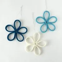 matilda k manufaktur matilda k. manufaktur minimalistische zarte Filzblüten 'flora' – zeitlose Dekoration in vielen wunderschönen Farben, Petrol | türkis | wollweiss, – Produktbild 1 von 1