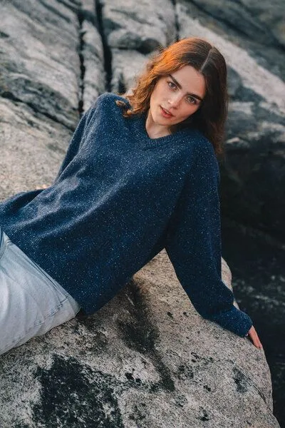 Kopyto Kopyto Panther – Damenpullover aus Wolle mit Kaschmiranteil und V-Ausschnitt, Dunkelblau, – Produktbild 1 von 4