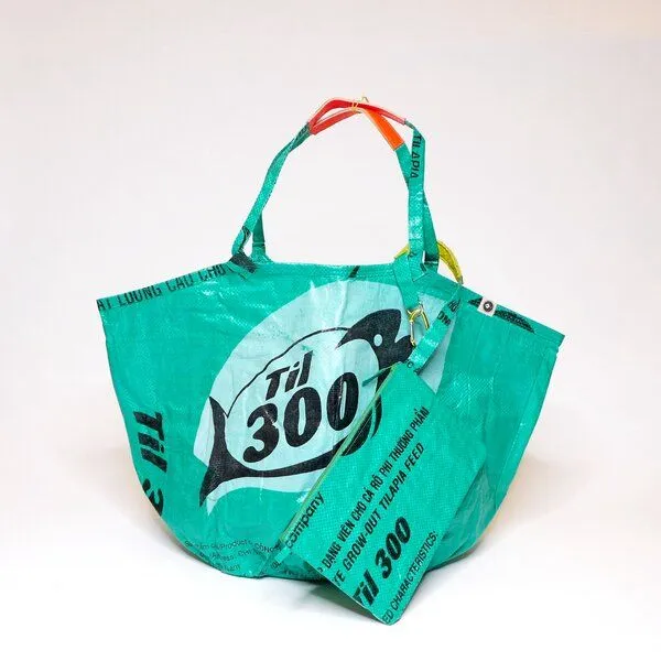 REFISHED fair fashion REFISHED fair fashion Tasche 'SOULMATE' - upcycelte Fischfuttersäcke, #fish gruen-til, – Produktbild 1 von 6