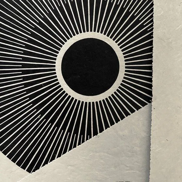 Veskor Cassiopeia Veskor Cassiopeia CENTRAL SUN Sonnen Linoldruck | 40 × 40 cm | Schwarz auf Naturweiß – Produktbild 2 von 4