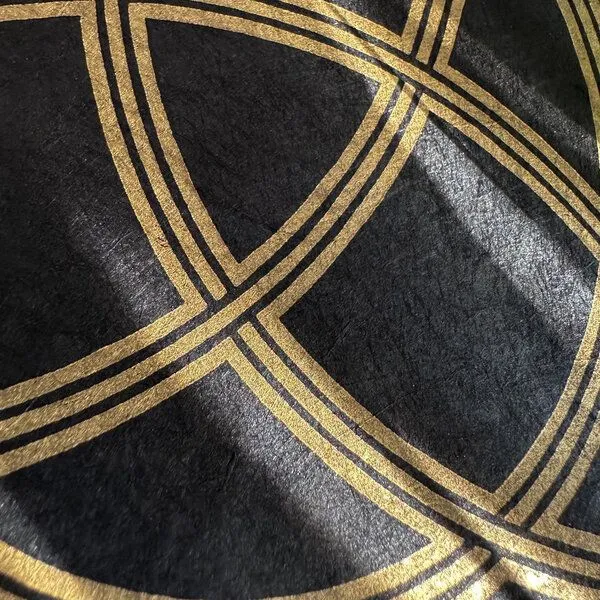Veskor Cassiopeia Veskor Cassiopeia TRIQUETRA Heilige Geometrie Linoldruck | 22 × 22 cm | Gold auf Schwarz – Produktbild 4 von 4