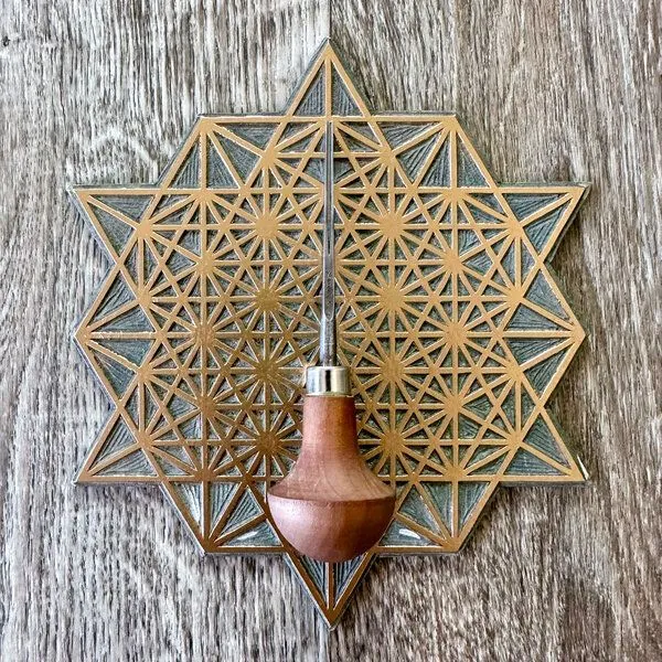 Veskor Cassiopeia Veskor Cassiopeia STERN TETRAEDER 64 Heilige Geometrie Linoldruck | 22 × 22 cm | Gold auf Naturweiß – Produktbild 4 von 4