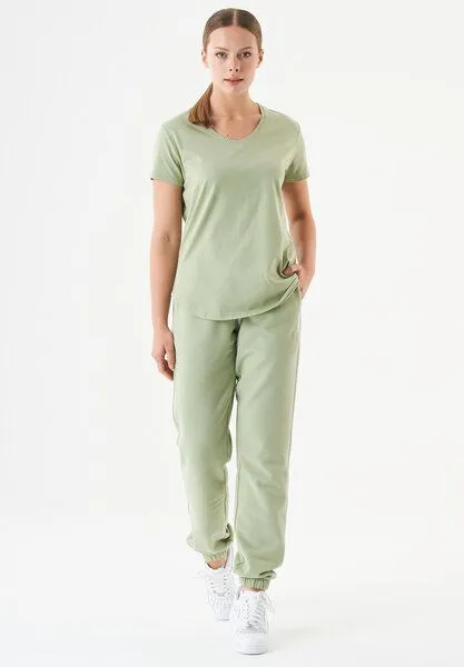 ORGANICATION ORGANICATION ESSENTIALS-TUBA- Basic T-Shirt aus Bio-Baumwolle mit V-Ausschnitt, Sage green, – Produktbild 2 von 3