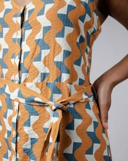 Brava Fabrics Brava Fabrics Big Tiles Long Dress Ochre – Produktbild 1 von 1