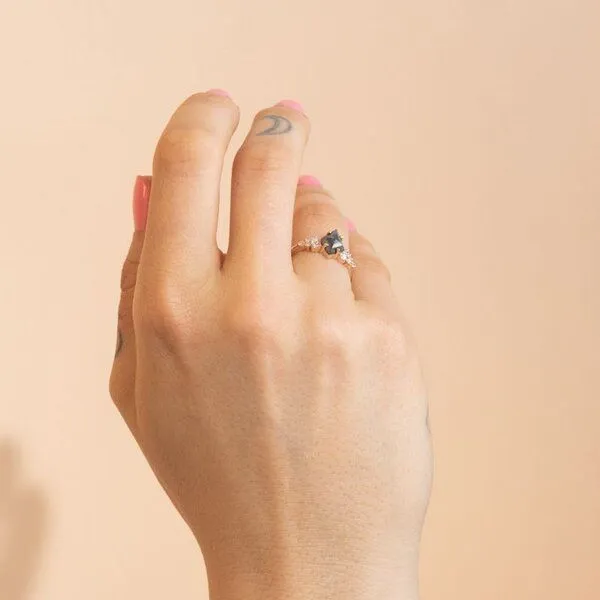 Eppi Eppi Goldener Ring mit einem Salt and Pepper Diamanten in Kite-Form Bret, Rosa, – Produktbild 4 von 4