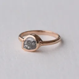 Eppi Eppi Goldener Ring mit Salt´n´Pepper Pear-Diamant Luna – Produktbild 1 von 1