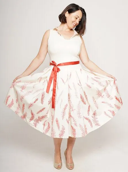 Peaces.bio - handbedruckte Biomode Peaces.bio - handbedruckte Biomode Sommerfestkleid Schafgarbe mit Kellerfalten – Produktbild 2 von 3