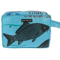 MoreThanHip MoreThanHip Kulturbeutel aus recyceltem Zement- oder Fischfuttersack - Yindee, Blau-fische, – Produktbild 1 von 1