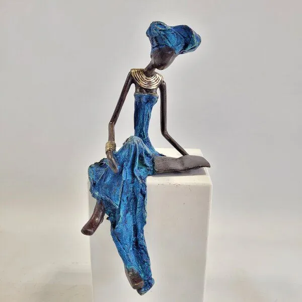 Moogoo Creative Africa Moogoo Creative Africa Bronze-Skulptur "Lesende Frau" by Hamed Nikiema 28 cm | Unikate | verschiedene Farben, Blau, – Produktbild 2 von 4