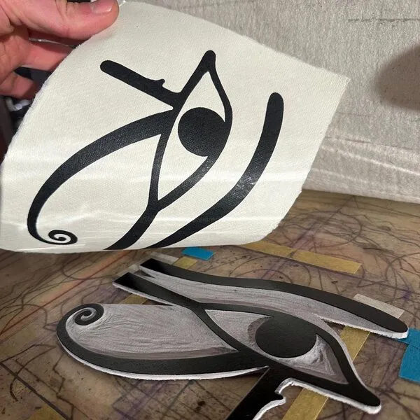 Veskor Cassiopeia Veskor Cassiopeia AUGE DES HORUS Symbol Hieroglyphen Linoldruck | 21 x 14,8 cm (A5 quer) | Schwarz auf Weiß – Produktbild 3 von 4
