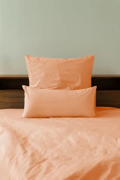 erlich textil erlich textil Fred Kopfkissenbezug aus weicher Bio-Baumwolle, made in Europe, Papaya, – Produktbild 2 von 8