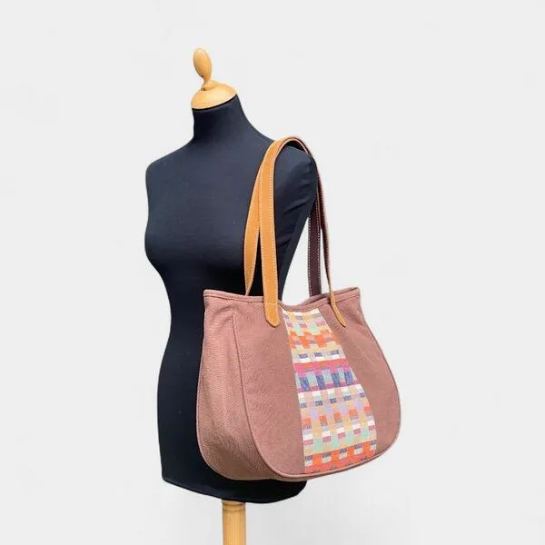 Dragolina Dragolina Schultertasche/ Shopper Bente mit Webstoff der Pwo Karen, Hellbraun, – Produktbild 2 von 3