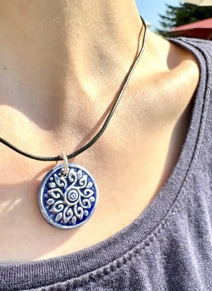 Schönes aus Indochina Schönes aus Indochina Schmuck aus Keramik, Anhänger Blume und Fächer am Kautschukcollier, Rose, – Produktbild 3 von 3