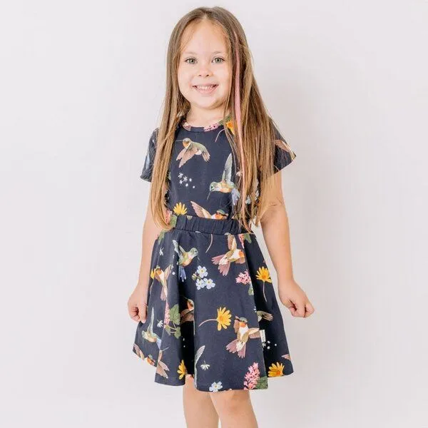Walkiddy Walkiddy Kinder Rock GOTS-zertifiziert aus Bio-Baumwolle dunkel mit Kolibri- und Blumen-Muster, Blau, – Produktbild 1 von 3