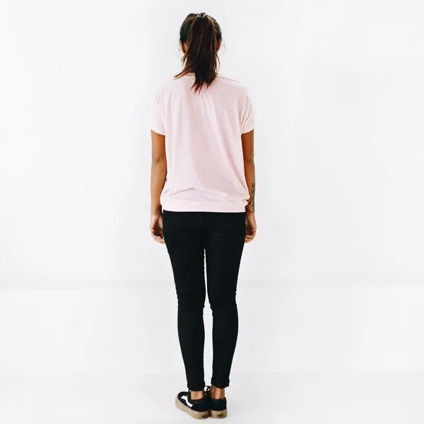 The Driftwood Tales The Driftwood Tales T-Shirt mit Schmetterlingsärmeln aus Bio-Baumwolle/Upcycling-Stoff, Hell-pink, – Produktbild 3 von 4