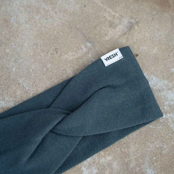 Vresh Clothing Vresh Clothing Avivi - Strick Stirnband aus Biobaumwolle, Tannengrün, – Produktbild 2 von 2