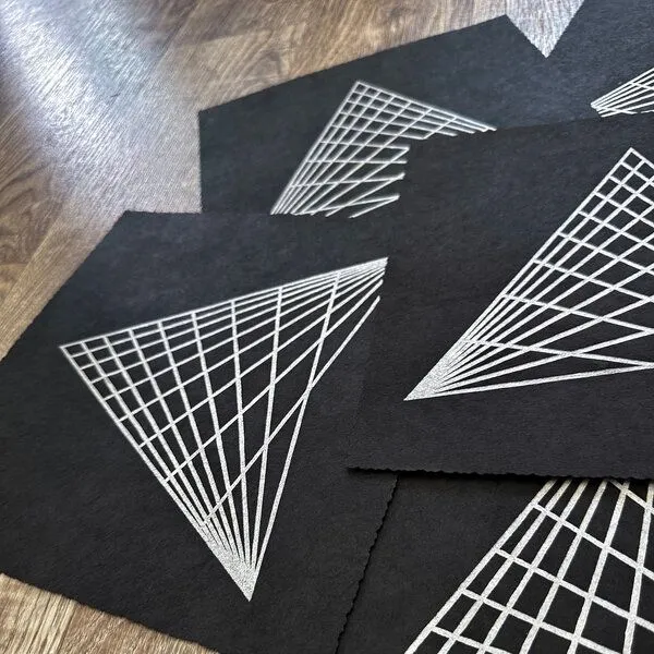 Veskor Cassiopeia Veskor Cassiopeia TRIANGULAR GRID Linoldruck | 22 × 22 cm | Silber auf Schwarz – Produktbild 2 von 4