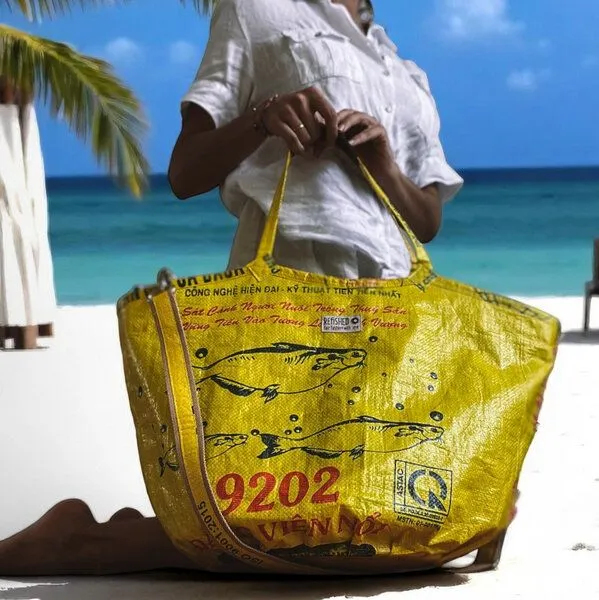 REFISHED fair fashion REFISHED fair fashion Tasche 'SOULMATE ZIP' Limitierte Edition! - upcycelte Fischfuttersäcke, #fish gelb-dollar - paisley, – Produktbild 5 von 5
