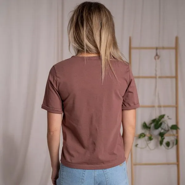Vresh Clothing Vresh Clothing Josevine - Button T-Shirt aus Biobaumwolle, Rotbraun, – Produktbild 2 von 4