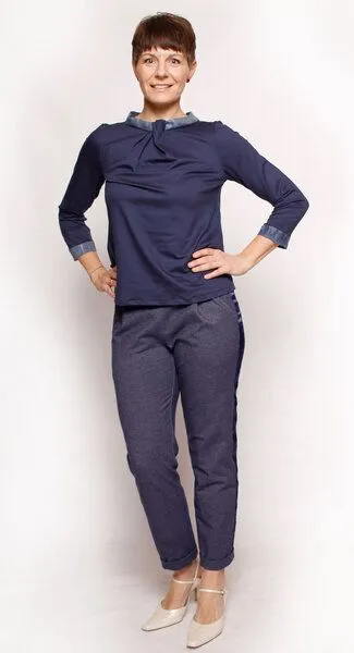 Peaces.bio - handbedruckte Biomode Peaces.bio - handbedruckte Biomode Elegante Bluse Woodland, Dunkelblau, – Produktbild 2 von 4